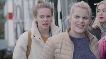 The white mantle of Eva Kviig Mohn (Lisa Teige) in Skam S01E03