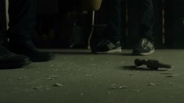La paire de sneakers New Balance de Max (Jason Bateman) dans Game Night