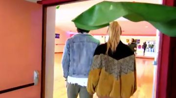 Le blouson marron de Joy Esther dans Danse avec les Stars du 2 décembre 2017