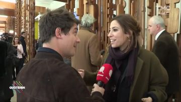 La manteau vert de Léa Salamé (lors de la conférence de Obama) dans l'émission Quotidien