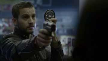 Reloj de Dean Bendis (Logan Marshall-Green) en azul oscuro S02E10
