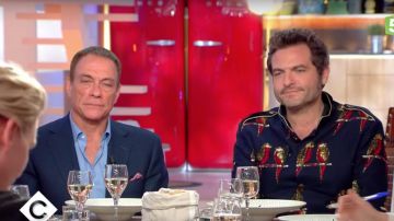 La colorida chaqueta de Matthieu Chedid en el show C à vous del 11 de diciembre de 2017