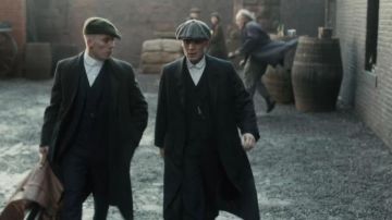 Le pardessus noir porté par Tommy Shelby (Cillian Murphy) dans la série Peaky Blinders (Saison 1 Episode 6)