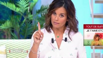 La chemise blanche à motifs de Faus­tine Bol­laert dans l'émission Ça commence aujourd'hui