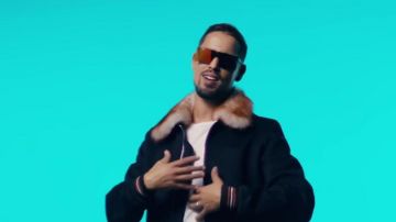 Le blouson avec col fourrure de Lartiste dans son clip Catchu