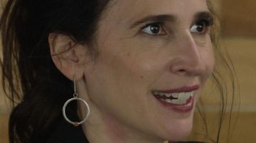 Pendientes de Karen (Michaela Watkins) en Easy S02E05