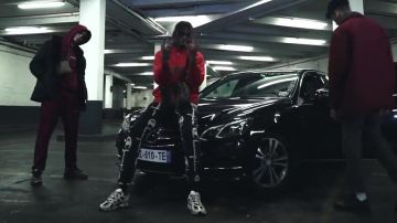 Les sneakers de Youv Dee dans son clip Slay