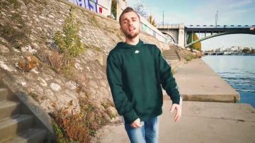 Le pull vert à capuche Adidas porté par Squeezie