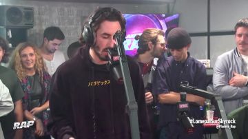 Le sweatshirt noir avec inscription japonaise jaune de Lomepal lors de son passage sur Skyrock