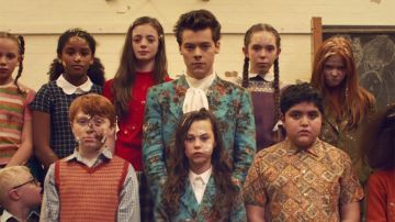 Le costume imprimé fleurs de Harry Stiles dans son clip Kiwi