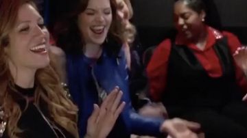Chaqueta de cuero azul usada por Ashley (Shelley Regner) como se ve en Pitch Perfect 3