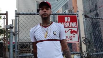 Le tee-shirt blanc à bandes rouges de Franklin dans le Dirty Money de Yungbosstrip