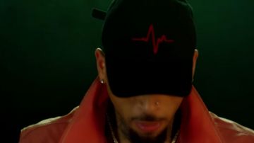 La casquette de Chris Brown dans son clip Questions