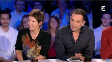 La robe noire à motifs de Christine Angot dans On n'est pas couché