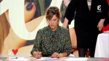 La blusa floral de Daphne Burki en el espectáculo Je t'aime etc del 11/09/17