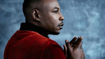 Le bomber rouge velours de Mc Solaar pour son album Géopoétique