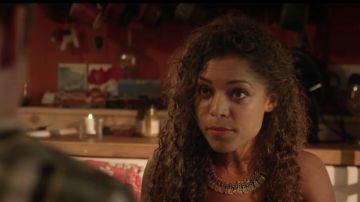 The silver necklace to Evie Douglas (Antonia Thomas) in Lovesick S02E06