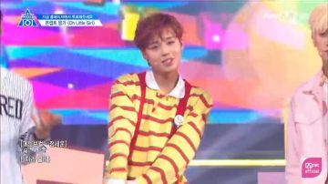 Le pull de Park Ji­hoon dans l'émission Produce 101