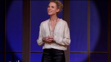 Le chemisier de Mélanie (Mathilde Penin) dans la pièce de théatre "L'heureux élu"