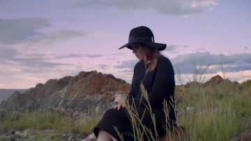 Le chapeau d'Alexe dans son clip Mirage