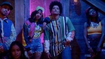 Le sweatshirt rayé de Bruno Mars dans le clip Finesse avec Cardi B