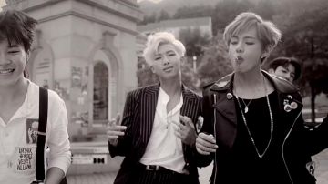 Le blouson en cuir de V dans le clip War of Hormone des BTS
