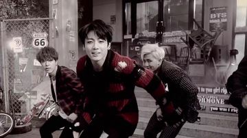 Le pull rayé rouge et noir de Jungkook dans le clip War of Hormone des BTS