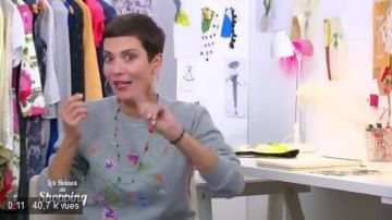 Le sweatshirt gris avec des fleurs de Cristina Cordula dans les Reines du shopping