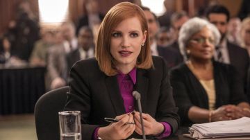 La camisa morada de Elizabeth Sloane (Jessica Chastain) en Miss Sloane
