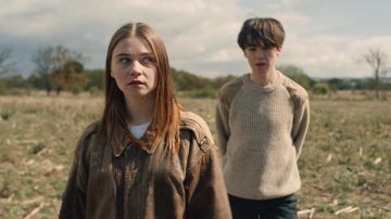 The brown leather jacket from Alyssa (Jessica Barden) in The End Of The F***ing World S01E03