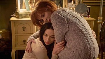 El gran suéter o chaleco de Pauline Keller (Mylène Farmer) en Ghostland