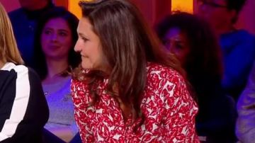 La blusa roja y blanca de la columnista Alexandra Hubin en el programa Je t'aime etc