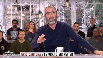 Le mug Clique Tv de Eric Cantona dans Clique Dimanche avec Mouloud Achour du 21.01.2018