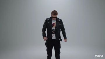 La blouson en cuir veste porté par Vald dans son clip Désaccordé