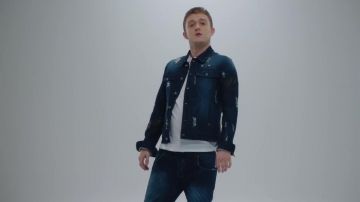 La veste en jean déchirée de Vald dans son clip Désaccordé