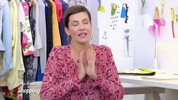 La blouse de Cristina Cordula dans Les reines du shopping du mercredi 31 janvier 2018