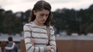 Jersey a rayas blancas vintage retro de los 80 usado por Nancy Wheeler (Natalia Dyer) como se ve en Stranger Things S01E03