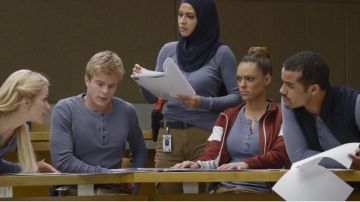 La chaqueta de chándal rojo con rayas blancas de Natalie Vázquez (Anabelle Acosta) en Quantico S01E09