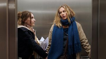 blue scraf worn by Cecile de France as seen in Call my agent S01E01