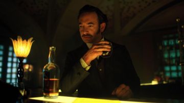 La marque de whisky servi par Poe (Chris Conner) dans Altered Carbon S01EP09