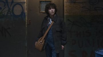 The dungarees in jean for Eleven (Millie Bobby Brown) in Stranger Things S02E07