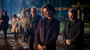 The coat violet Indira Varma (Nina Suresh) in Paranoïd S01E01