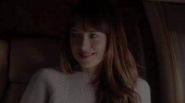 The pull white of Anastasia Steele (Dakota Johnson) in Fifty shades lighter