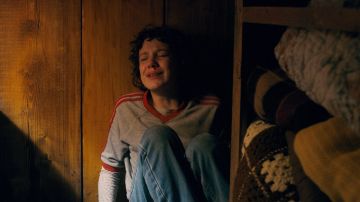 Le t-shirt Adidas vintage col V de Eleven (Millie Bobby Brown) dans Stranger Things S02E03