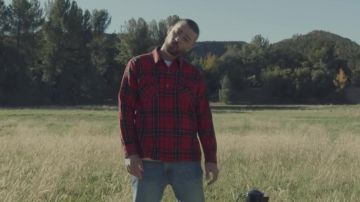 La chemise rouge à carreaux style bucheron de Justin Timberlake dans son clip de Man Of The Woods