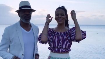 La chemise rayée de Shy'm dans son clip Madinina
