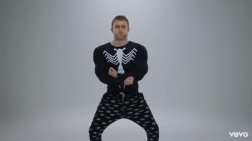 Le jogging pyjama motifs oeil de Vald dans le clip Désaccordé