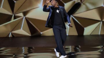 Les sneakers blanches de MC Solaar aux Victoires de la musique 2018