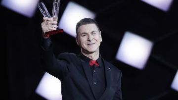 Le sorte de col romain rouge de Etienne Daho aux Victoires de la musique 2018