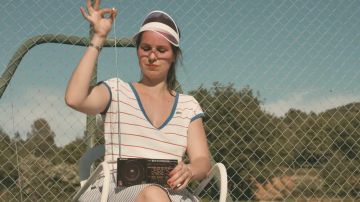 Le poste de radio vintage Sony dans le clip Vanille Fraise de L'Impératrice